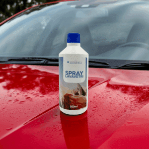 Botella del limpiacristales de coche de Sorgenta sobre el capó de un coche rojo
