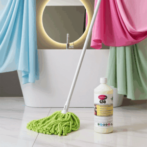 Fregona super-absorbente junto a una botella de G50